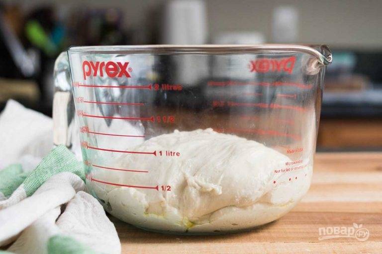 2.	Смажьте миску маслом и переложите в нее тесто. Оставьте его на 2-3 часа, чтобы оно поднялось.