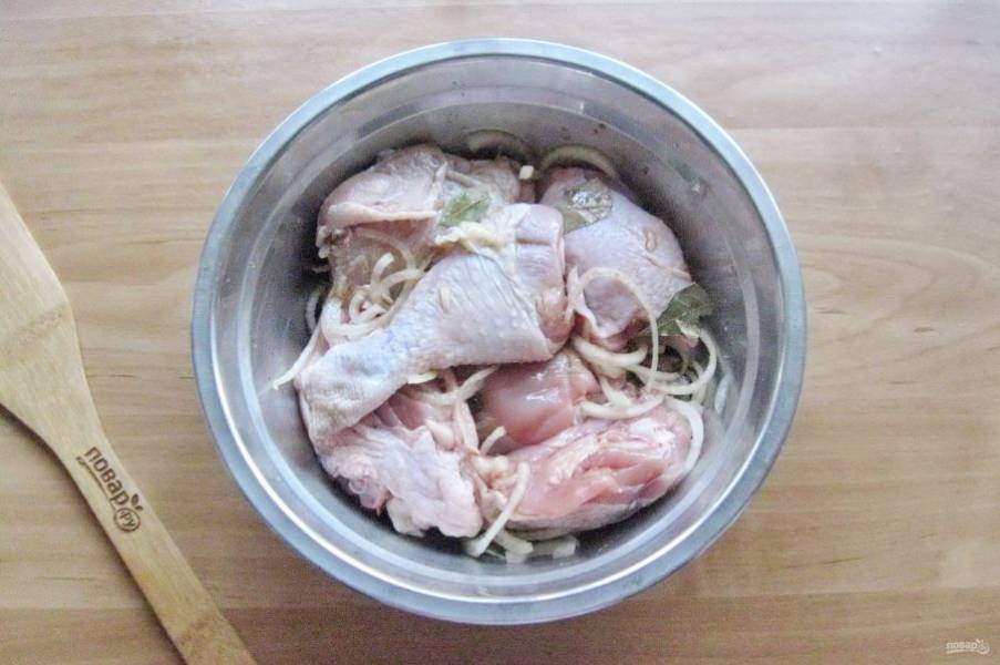 Перемешайте курицу с солью, луком, чесноком, специями и соевым соусом.