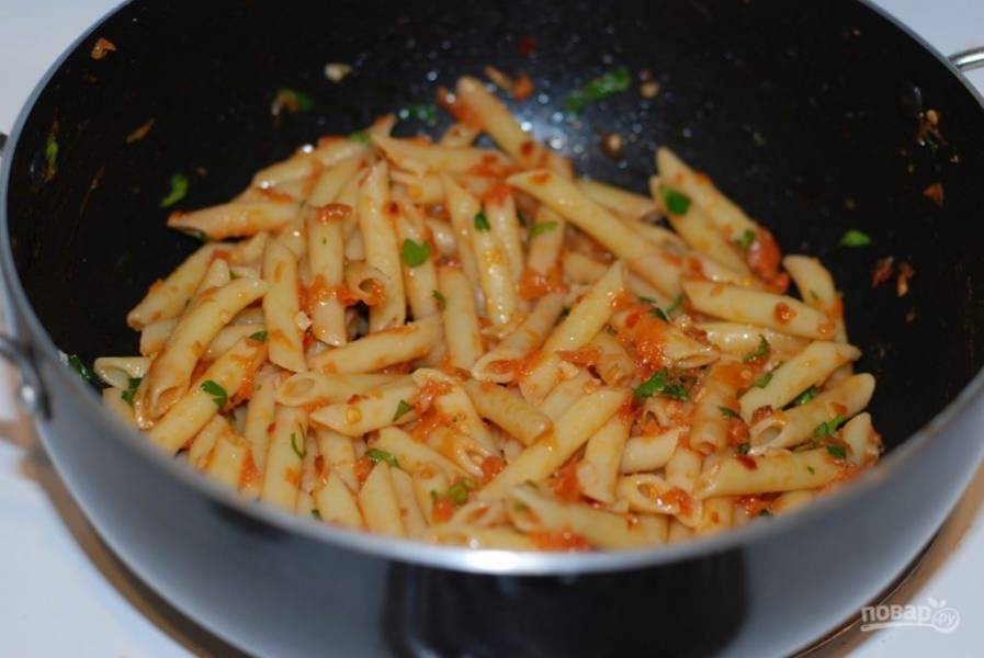 4. Смешайте все хорошо и добавьте 1 ст.л. оливкового масла, нарезанную петрушку. Подавайте с тертым сыром пармезан.