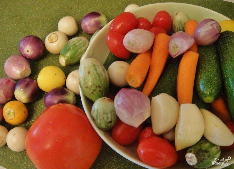 Все овощи хорошенько промываем, если нужно очищаем от кожуры, плодоножек, и так далее..