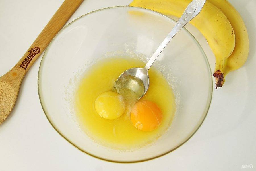 Добавьте яйца и соль.