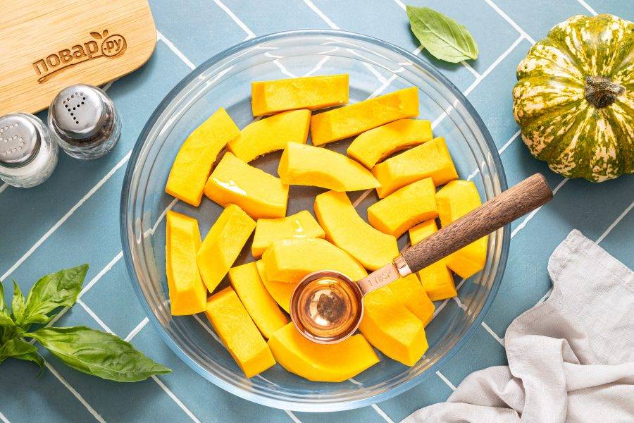 Выложите в глубокую миску. Влейте растительное масло.