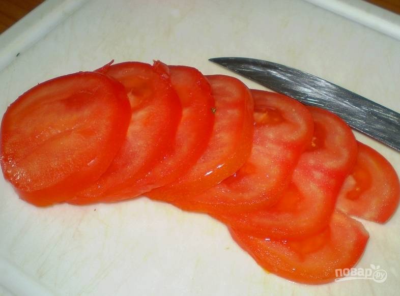 5. Нарежьте помидоры кольцами, они будут "шубкой" для нашей рыбы.