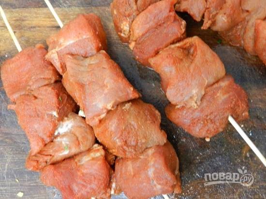 Затем мясо нанизываем на шампура и жарим на углях. Если готовите шашлык в духовке или на сковороде, нанизываем на деревянные шпажки, которые предварительно вымочите в воде.
