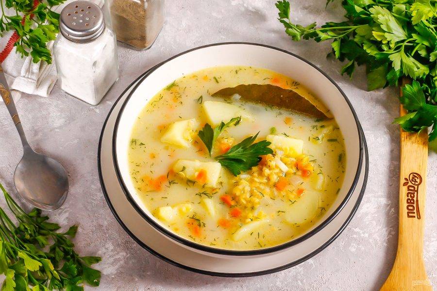 Готовый суп попробуйте на вкус, разлейте в глубокие тарелки и подайте к столу горячим.