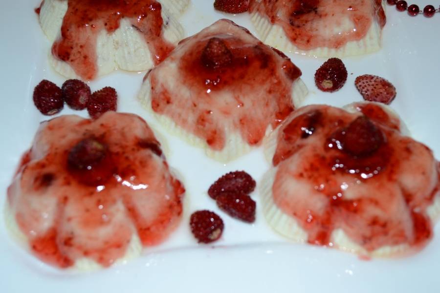 Ягодный джем или варенье распределить по суфле, украсить ягодами.
Суфле отлично держит форму, вкусно в теплом и холодном виде. Можно хранить в холодильнике 2-3 дня.
