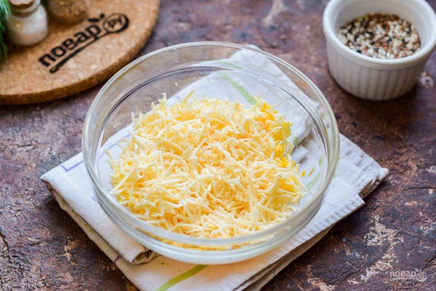 Твердый сыр натрите на мелкой терке, добавьте к сыру.
