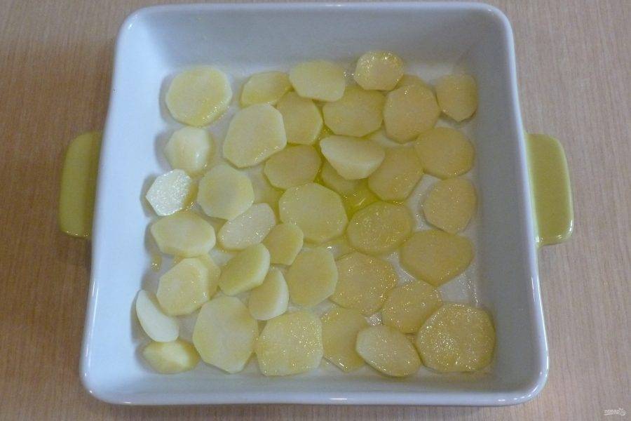 В большую форму для запекания выложите первым слоем картофель. Запекайте в духовке, разогретой до 180 градусов 40 минут.