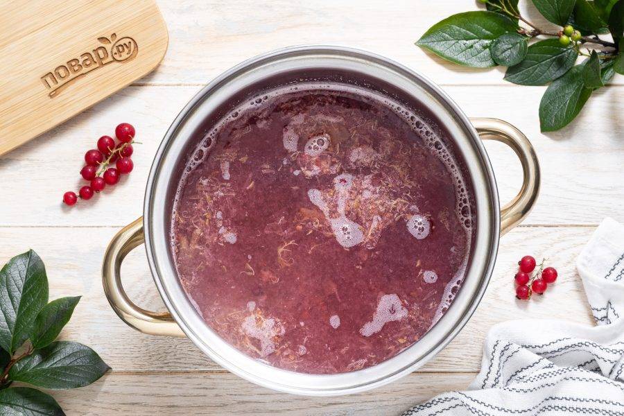 Доведете до кипения. После сразу снимите с плиты.
