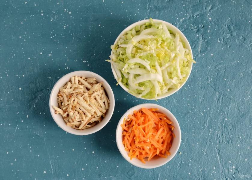 Тофу и морковь натрите на терке, китайскую капусту тонко нарежьте. 