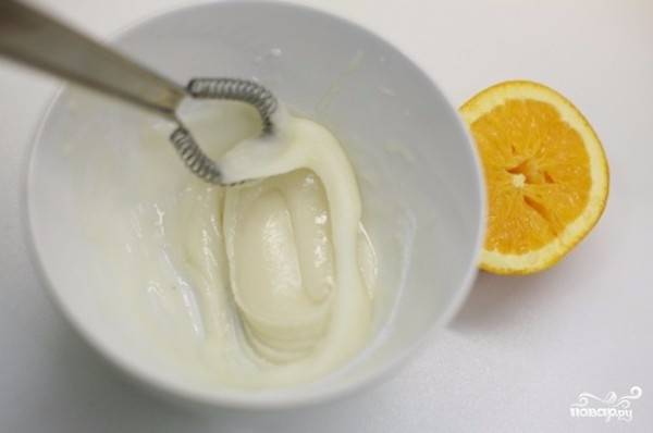 6) Приготовьте пропитку. Для этого смешайте апельсиновой ликер с сахарной пудрой и двумя столовыми ложками апельсинового сока. Тщательно перемешайте до однородной массы.