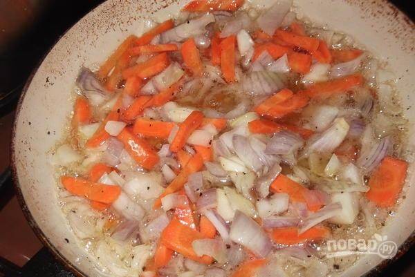 В оставшимся жире в сковороде обжарьте лук и морковь кусочками.