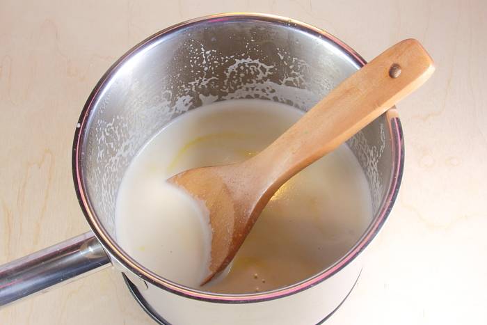 3. Когда молоко начинает кипеть, его можно поставить на минимальный огонь и добавить сливочное масло. Дать ему полностью растопиться, а затем аккуратно все перемешать. 