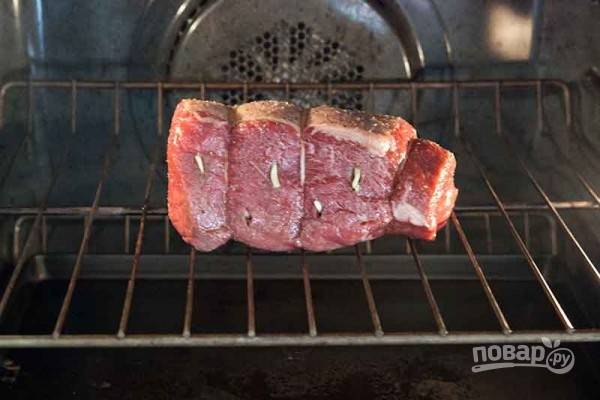 Духовку разогрейте до 190 градусов, натрите мясо маслом, солью и перцем. Отправьте кусок в духовку на решетку.