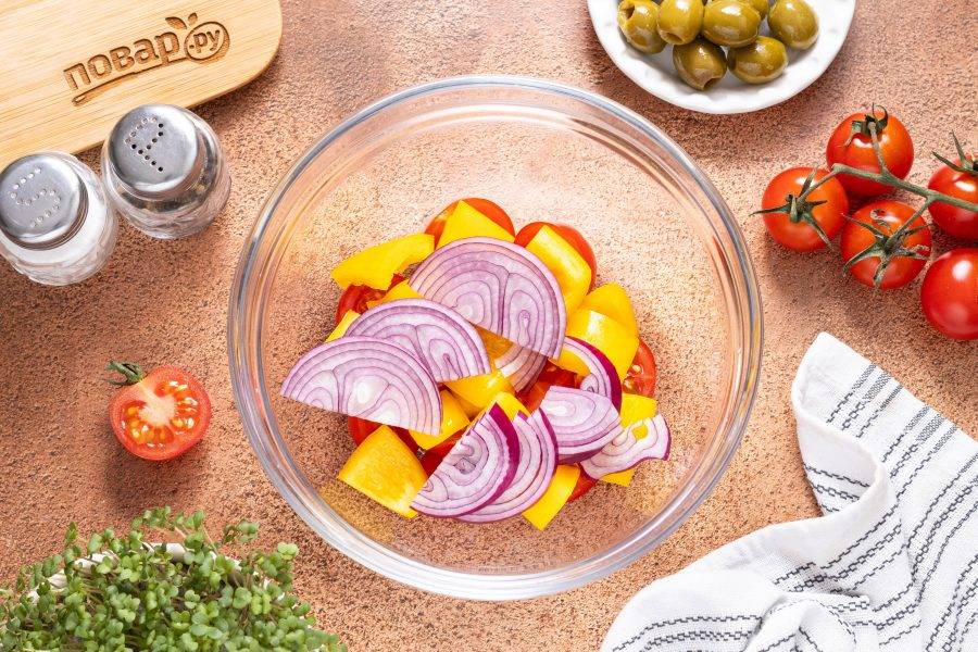 Красный лук нарежьте полукольцами.