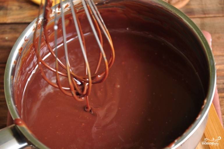 3. Пусть тесто постоит полчаса. а мы тем временем на водяной бане растопим оставшийся шоколад вместе со сливочным маслом. 