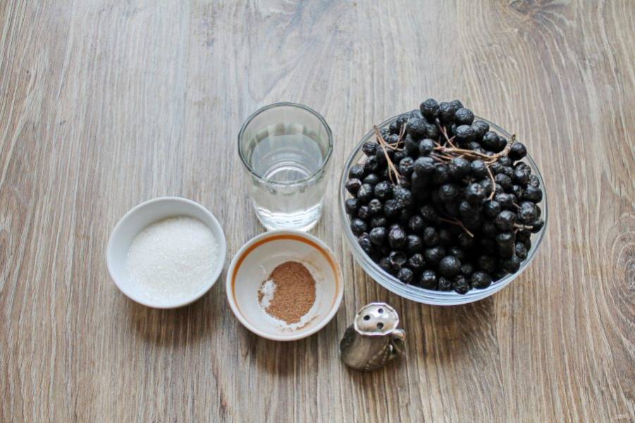 Подготовьте все необходимые ингредиенты для приготовления моченой черноплодной рябины. Ягоды снимите с веток, переберите и сполосните. 