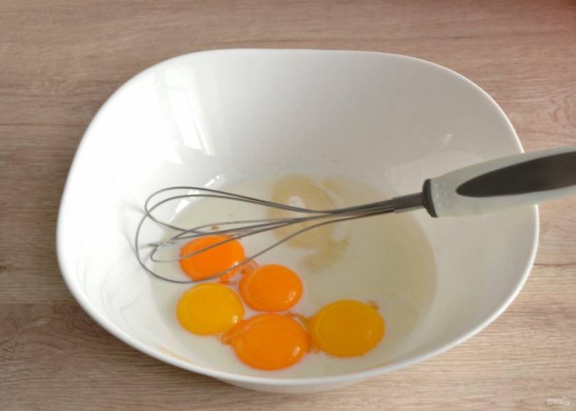 Отделите белки и желтки 5 яиц, добавьте к желткам 40 грамм сахара, растительное масло, молоко, смешайте до растворения сахара.