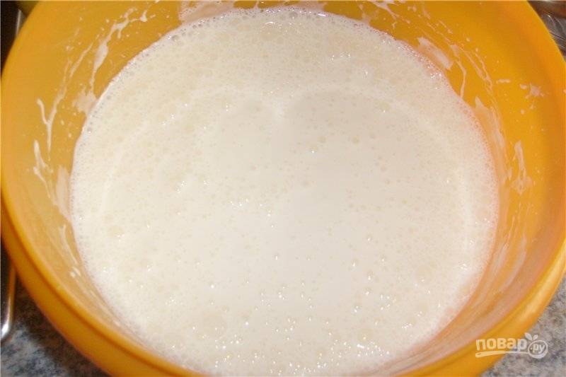Не забывайте молоко помешивать, не дайте ему закипеть.
Потом добавьте молоко в творожную массу. 