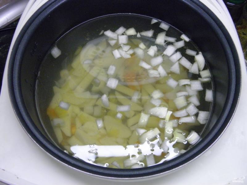 Залейте водой овощи, посолите. Закройте крышку мультиварки и выберите режим "суп", варите 30 минут.