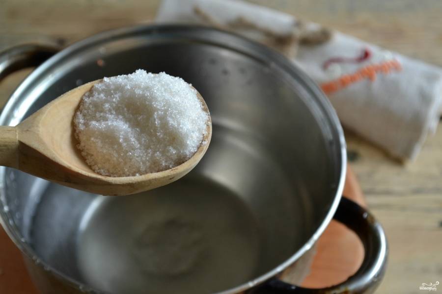 Для приготовления маринада в 250 мл. воды разведите сахар. 