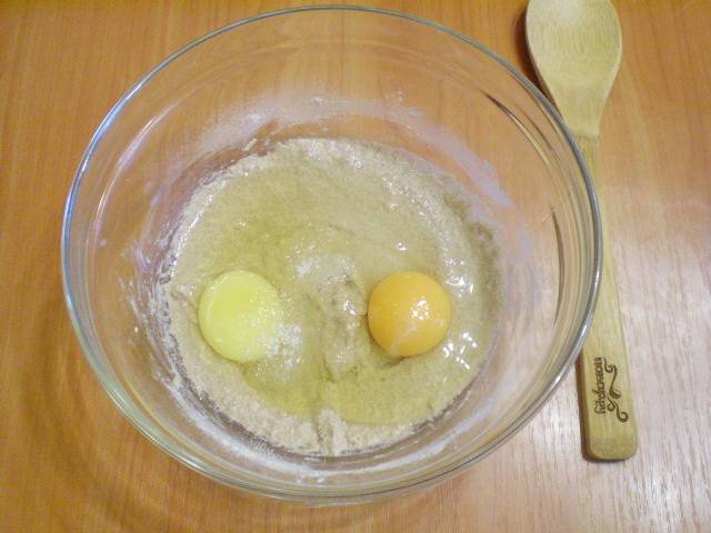 Добавляем яйца и сахар.