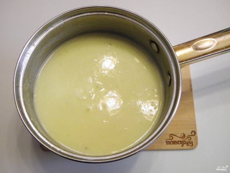6. Влейте сливки, добавьте щепотку перца молотого. Блендером пюрируйте суп до однородного состояния. Приятного аппетита!