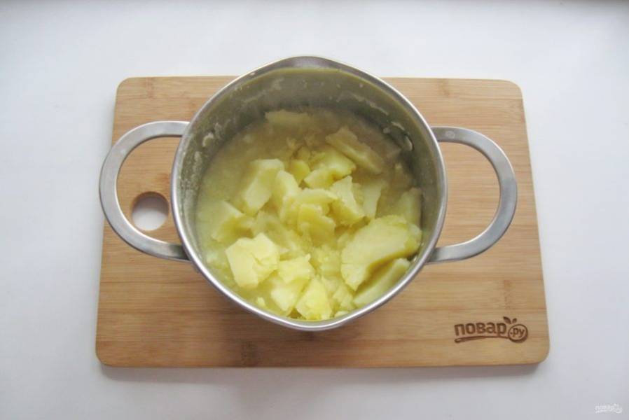 Через 20 минут уберите из кастрюли лавровый лист. А когда лук разварится, то и его. Картофель сварился, слейте воду.