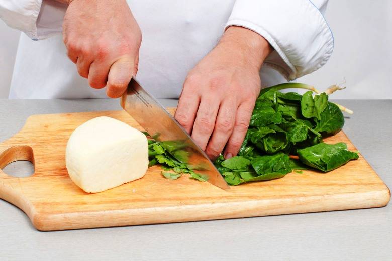 Шпинат и зелень мелко порежьте, добавьте раскрошенный сыр и соль по вкусу. 