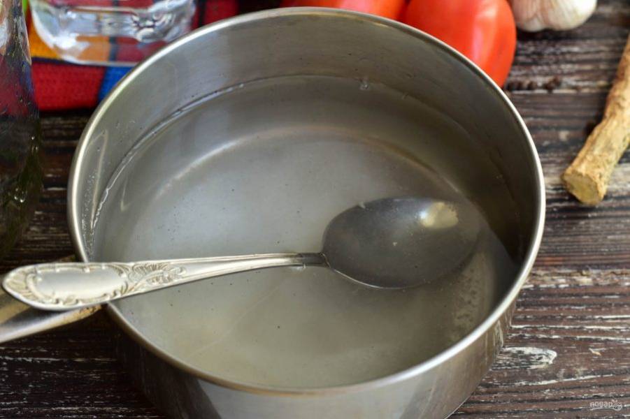 Приготовьте маринад. Для этого в ковш влейте воду, добавьте соль и сахар. 