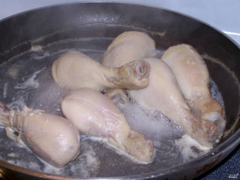 Шаг 1.

Вымойте мясо очень хорошо! Положите его на сковороду, добавьте немного воды. Варите в течение 10 минут. Уберите шкурку с ножек.
Затем переложите курицу в кипящую воду (в кастрюле). Положите лавровый лист, соль, перец. Варите 40-60 минут.