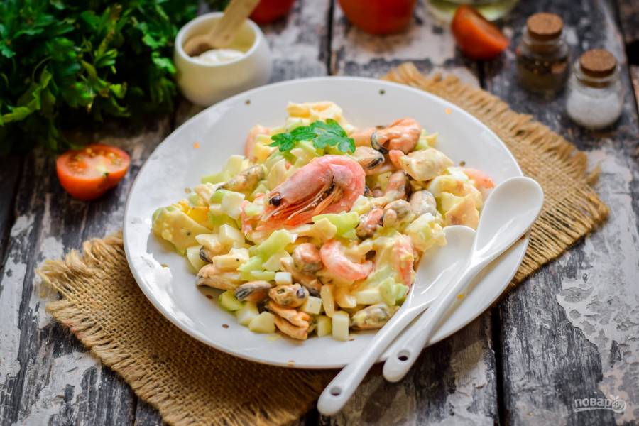 Салат с креветками, мидиями и кальмарами, 3 порции - рецепт с фото