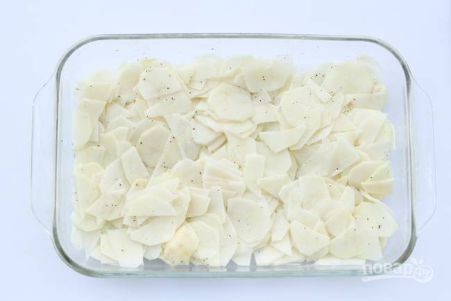 3.	Слейте воду с картофеля, затем выложите его в жароупорную форму, немного посолите и поперчите.