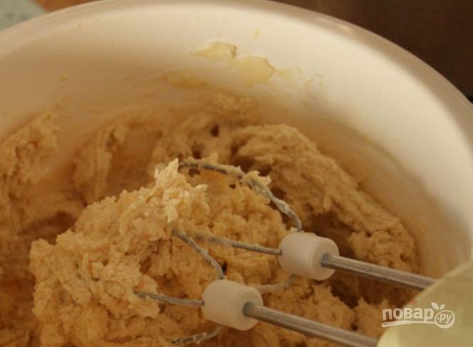 Масло взбейте с сахаром, добавьте яйца, ваниль и крем-фреш, взбейте. Затем понемногу всыпайте просеянную с разрыхлителем муку.