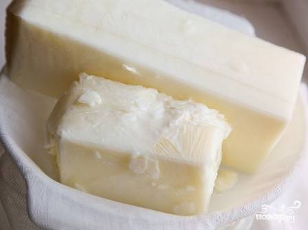Замораживаем сметану и кефир прямо в магазинных упаковках. Лучше отправить в морозилку на ночь. Утром достаем, освобождаем от упаковки и выкладываем на дуршлаг, застеленный марлей в несколько слоев или плотной тканью.