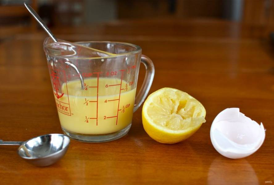 Воду смешайте с желтками, лимонным соком, солью и сахаром. Добавьте кубик льда и слегка взбейте вилкой.