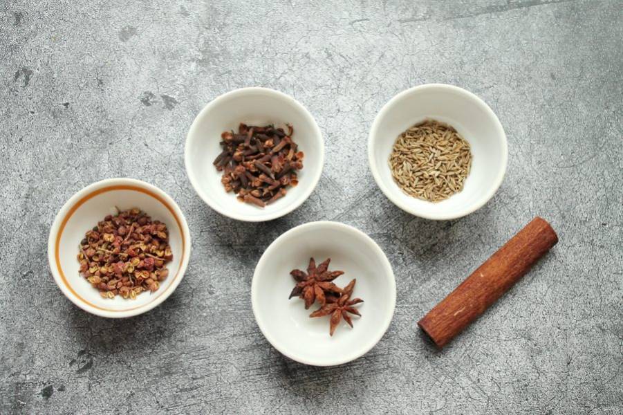 Подготовьте все необходимые ингредиенты для приготовления китайской смеси пряностей "Пять специй".