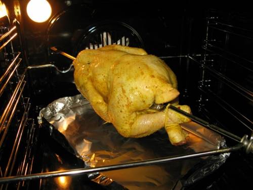 Курица гриль в духовке на вертеле целиком