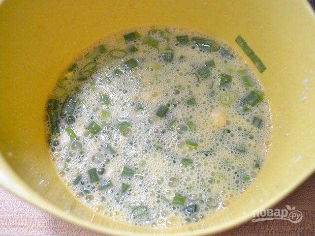 4.	Натрите сыр. Смешайте в отдельной миске молоко, яйца и тертый "пармезан", затем добавьте зеленый лук.