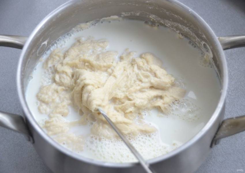 Нагрейте молоко примерно до 80 градусов и влейте его в тесто. Молоко должно быть очень горячим.