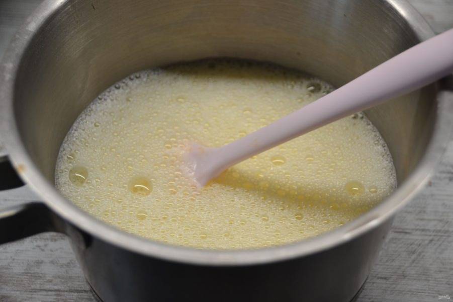 Снова перелейте молочно-желтковую смесь в сотейник и нагрейте до загустения при постоянном помешивании до температуры не выше 82 градусов, чтобы не свернулись желтки.