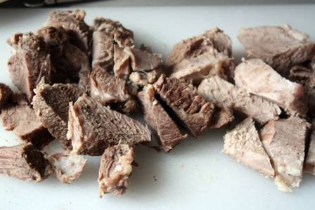Мясо нарезаем кусочками, кому как нравится: можно помельче, можно покрупнее.