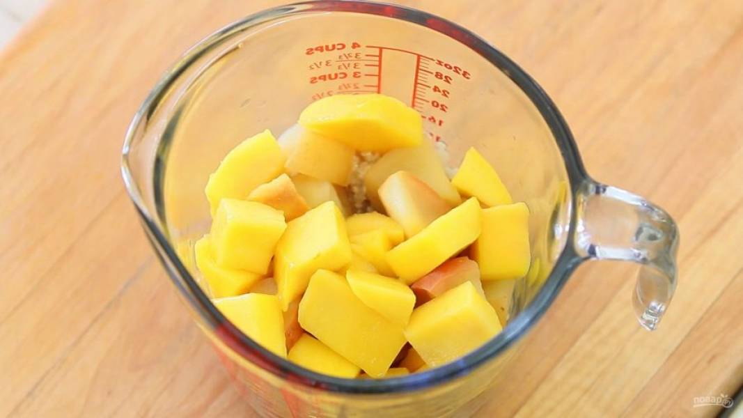 5. Далее соедините 1 стакан готового киноа с манго, яблоком и 0,5 стаканом воды из-под яблок.