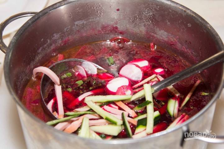 Огурец и колбасу нарезаем соломкой, а редис — тонкими кружочками. Добавляем эти ингредиенты в суп и ставим все в холодильник на несколько часов. 