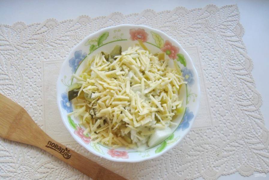 Любой твердый сыр натрите на терке, добавьте в салат.