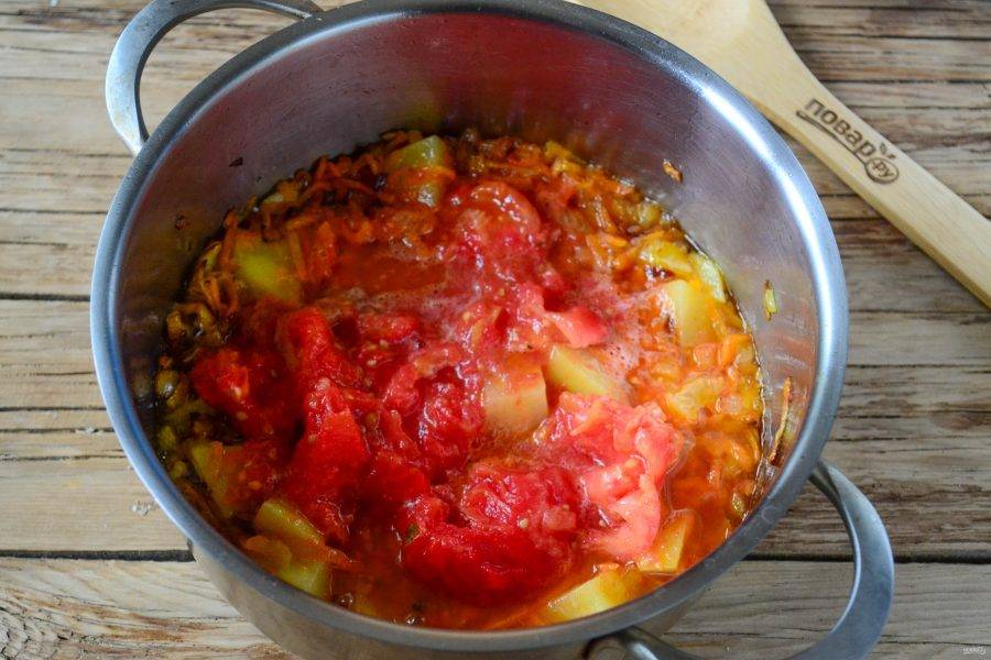 Теперь отправьте в кастрюльку томаты, посолите и поперчите по вкусу, добавьте немного сахара, чтобы сбалансировать кислоту томатов.