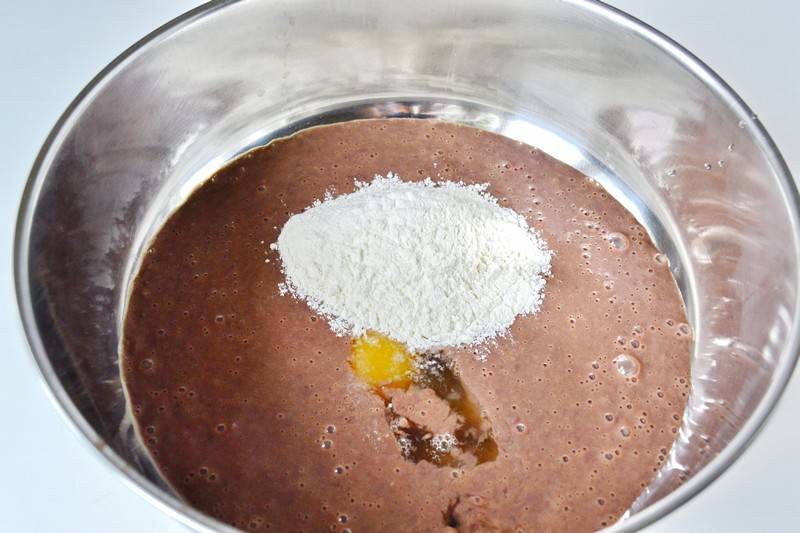 2. Затем печень с луком необходимо измельчить с помощью блендера или пропустить через мясорубку. В полученную однородную массу добавить яйцо и небольшое количество муки. 