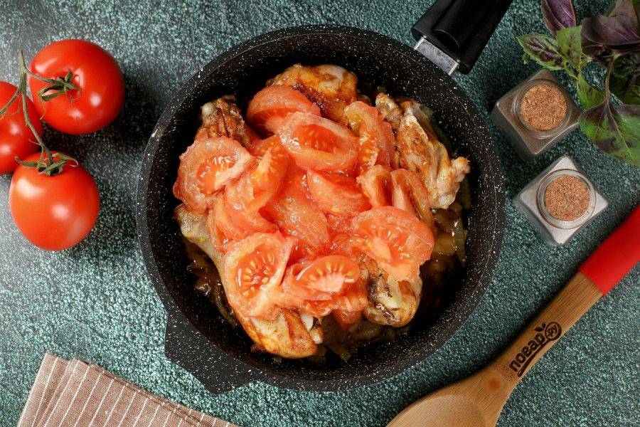 Курица с цукини и помидором на сковородке