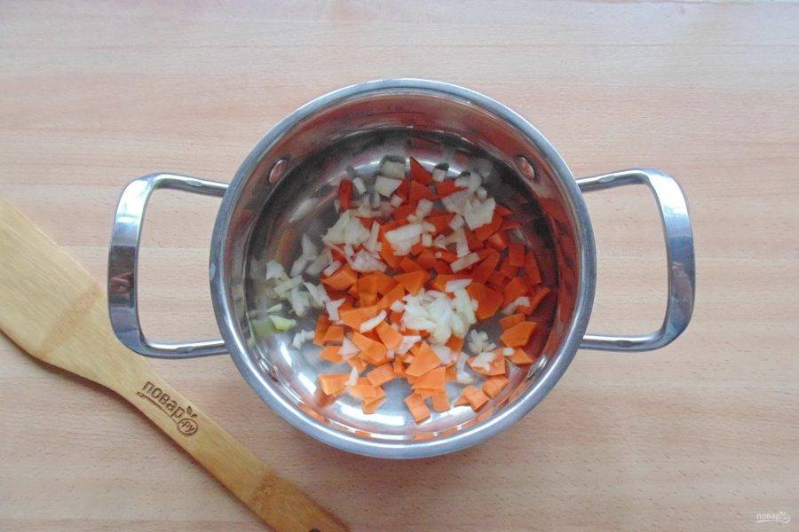 Репчатый лук очистите, помойте и мелко нарежьте. Добавьте в кастрюлю с морковью.