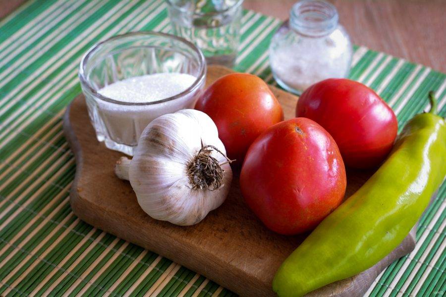 Подготовьте ингредиенты для приготовления острой приправы из помидоров и острого перца.